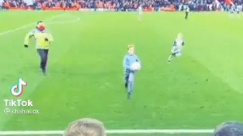 Un petit garçon s’enfuit avec le ballon en plein match de football...